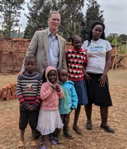 Richard avec des enfants dans la région du mont Kenya